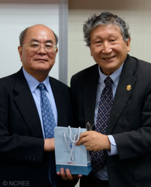 Kuo-Chun Chang, NCREE director general and Cullen College Professor Thomas Hsu