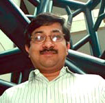 Engineering Professor Ramanan Krishnamoorti Receives Excellence in Research and Scholarship Award