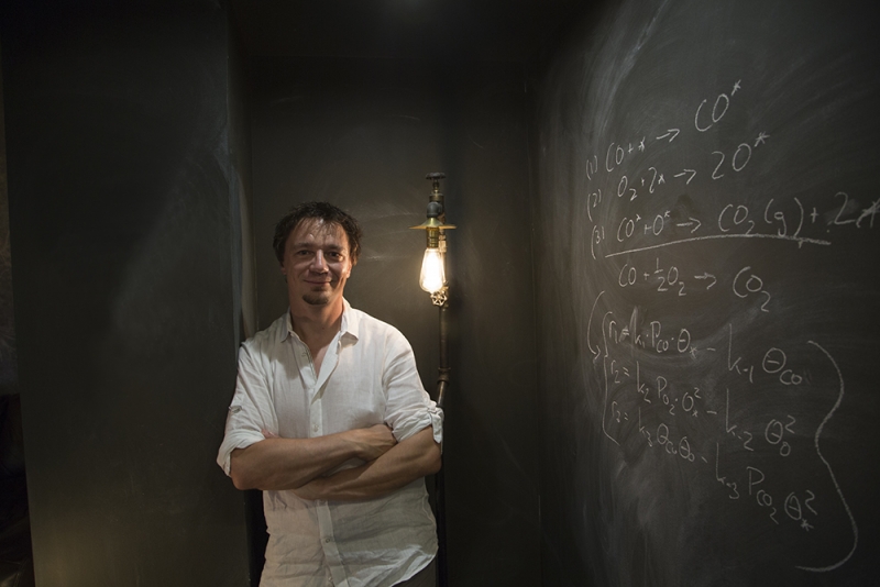 Secrets Behind Gold's Unexpected Oxidation Uncovered by Chemical Engineering Professor and Student