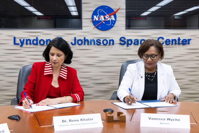 UH System Chancellor Renu Khator and JSC Director Vanessa Wyche sign an extension of a longtime partnership.