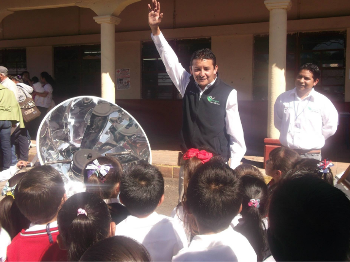 Luis Bernardo López-Sosa, a professor of engineering for energy sustainability at UIIM and a former exchange student at UH shows students in the Mexican state of Michoacán how the solar stove he developed with UH professor Francisco Robles-Hernández works. 