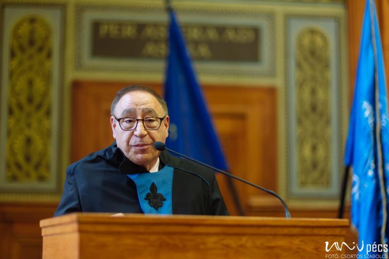 Metin Akay speaking to students at the University of Pécs during their commencement ceremony.