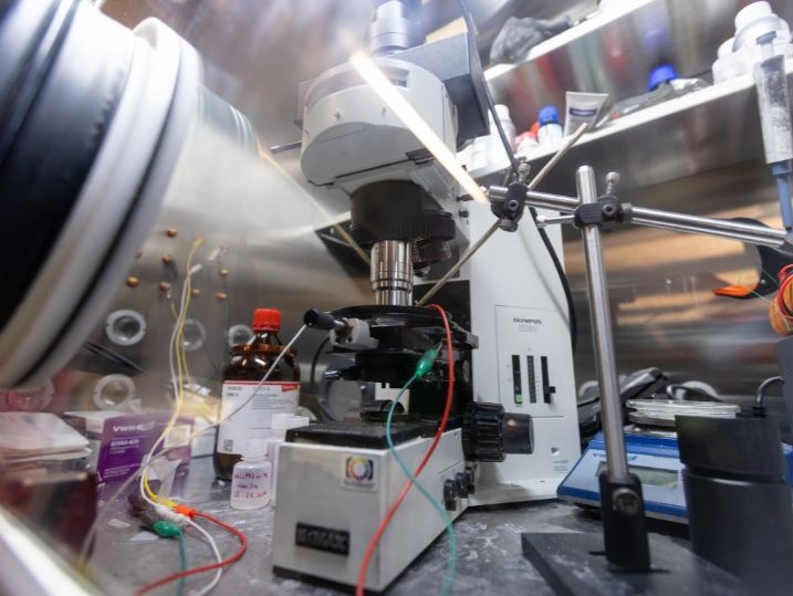 The new operando reflection interference microscope (RIM) that allows researchers a better inside view into how batteries work.