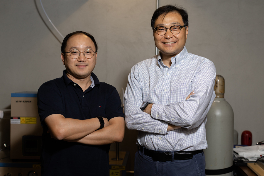 Nam-In Kim, first author and a post-doctoral student, with his mentor Jae-Hyun Ryou, associate professor in the Mechanical Engineering Department at the University of Houston.