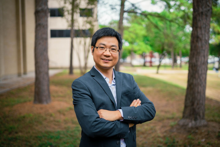 Through a HEALTH-RCMI Pilot Program Award, University of Houston’s Zhengwei Li will develop a wearable biosensor that promises to detect colorectal cancer and provide real-time health monitoring through your smartphone.