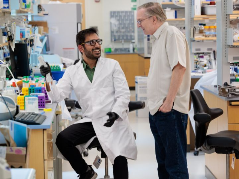UChicago Pritzker School of Molecular Engineering postdoctoral researcher Aman Agrawal discusses his coacervate droplet research with Nobel Prize laureate Jack Szostak of the Chicago Center for the Origins of Life. Agrawal began his research at the University of Houston, initially unaware of its possible implications for life’s early formation. (UChicago Pritzker School of Molecular Engineering / John Zich)