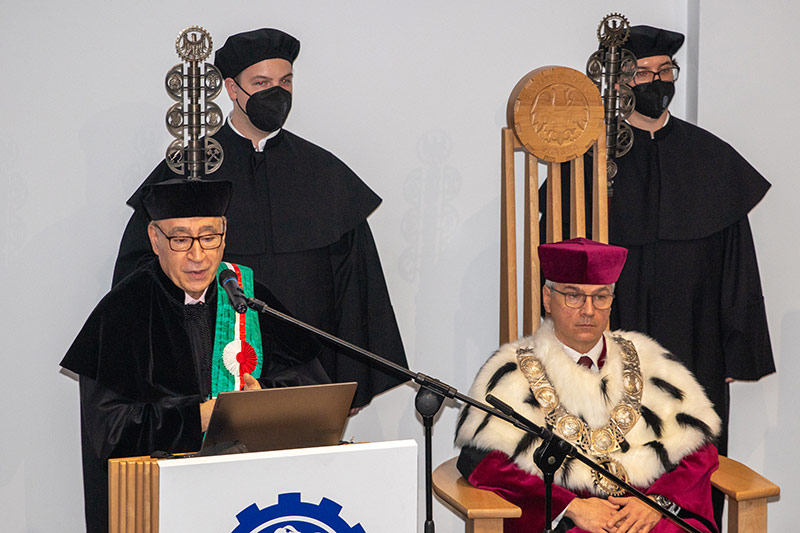 Metin Akay received an honorary degree from Silesian University in Poland and was the guest of honor for the opening of the EU Healthcare Center in that country in October 2021. As part of the trip, Akay gave a talk at the opening.