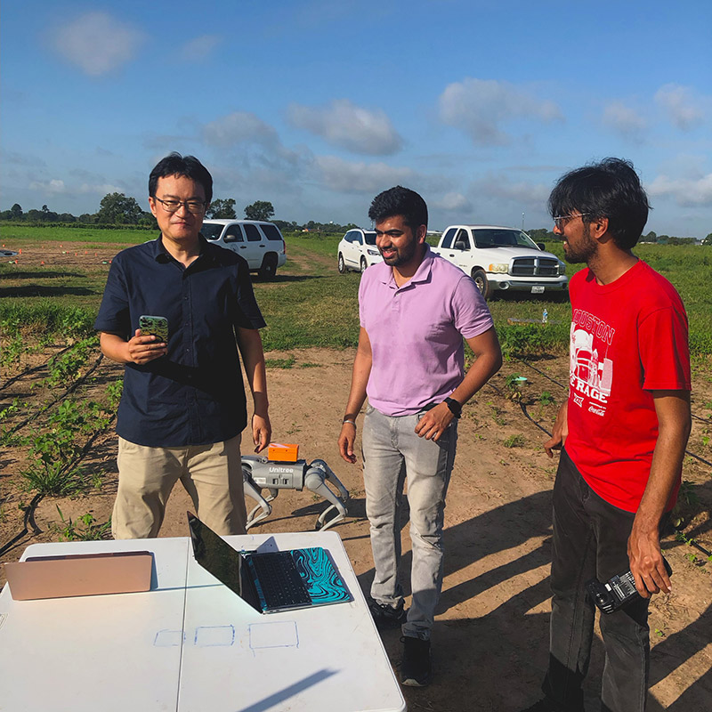 Xiaonan Shan with students testing out new robot dog.