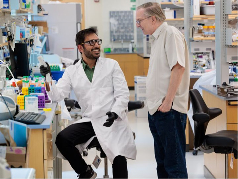 Aman Agrawal discusses his coacervate droplet research with Nobel Prize laureate Jack Szostak of the Chicago Center for the Origins of Life.