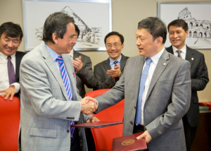 Dr. Jaime Ortiz (left) and Sun Yuqing, president of Dalian Maritime University