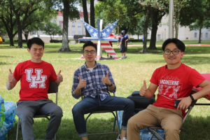 Thousands of alumni, faculty, students and industry leaders gathered to network and mingle as they enjoyed crawfish, bbq, beer, drinks and live music. 