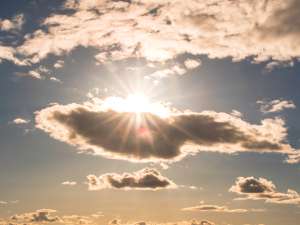 Researchers from the University of Houston have reported a new device that can both efficiently harvest solar energy and store it until it is needed, suggesting a way to deploy solar energy around-the-clock. Photo: Pexels