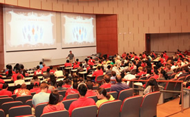 Tony Kim (BSEE ’09) speaks to new engineering students at the 2012 PROMES Maximize Your Power event.