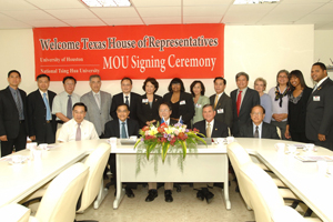 Leaders from National Tsing Hua University sign a Memorandum of Understanding with representatives from UH and the Texas House of Representatives to collaborate on graphene-related research efforts and launch a student exchange program. 