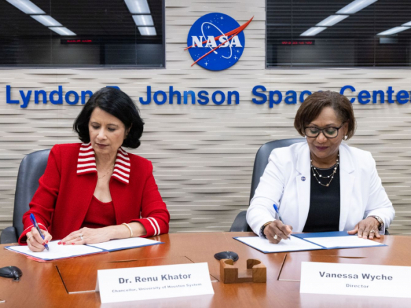 UH System Chancellor Renu Khator and JSC Director Vanessa Wyche sign an extension of a longtime partnership.
