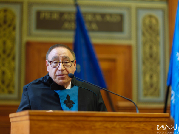 Metin Akay speaking to students at the University of Pécs during their commencement ceremony.