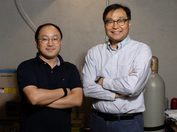 Nam-In Kim, first author and a post-doctoral student, with his mentor Jae-Hyun Ryou, associate professor in the Mechanical Engineering Department at the University of Houston.